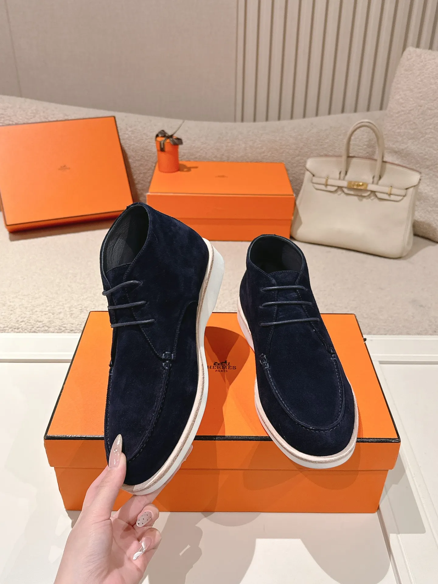 Men's Men's Shoes 660💰 Hermes men's size #26ss calfskin derby shoes, decorated with signature "H Diamant" details for a stylish and casual style. Fabric: Cow suede Lining: Mixed sheep lining Outsole: Genuine leather welt + original TPU Bottom thickness: 3CM Code number: 39-45 (customized at 46.47)